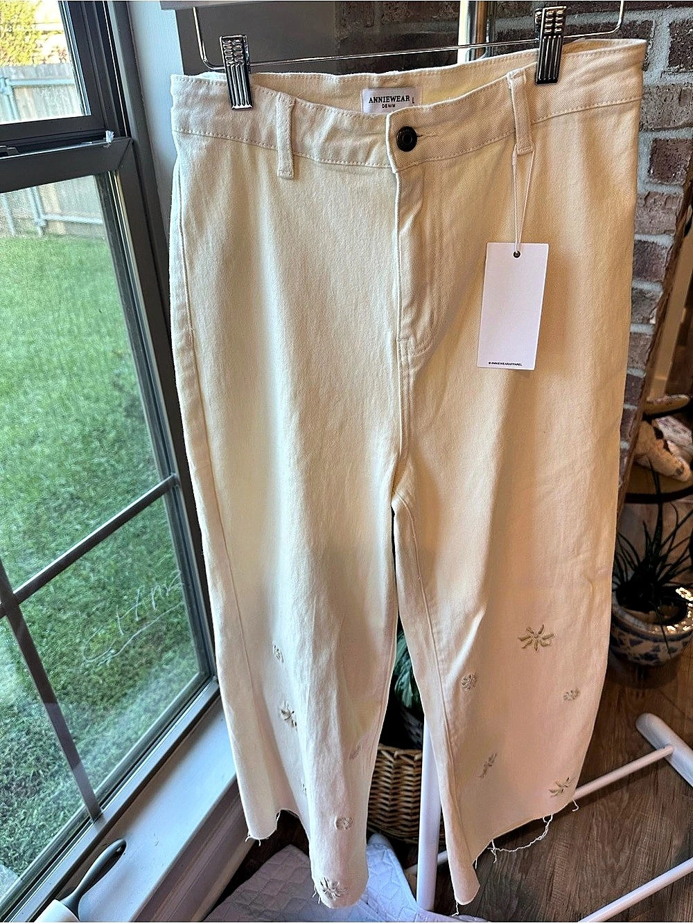 Anniewear Embroidered Straight Leg Jeans in Cream Large NWT. Size large